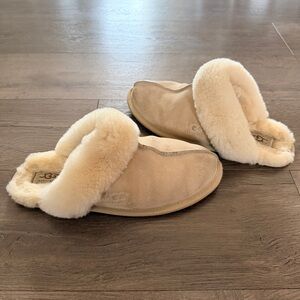 UGG Women's Tan Scuffette Shearling-Trim Slip-On Slippers Sz 9